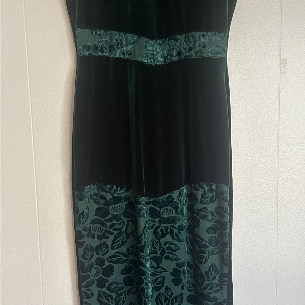 Beautiful vintage velvet emerald green dress with floral burnout pattern. - Picture 4 of 11